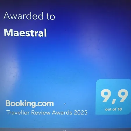 شقة Maestral
