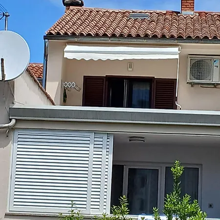 Maestral شقة